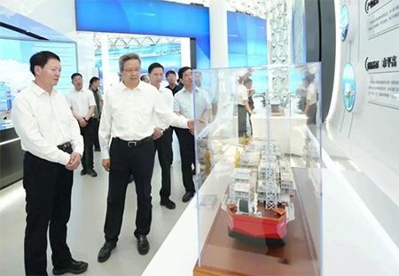 青海省黃南州黨政代表團來老裁縫考察